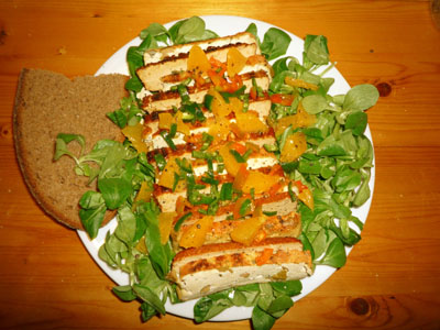 Feldsalat mit warmen Tofu und Orangenchilli